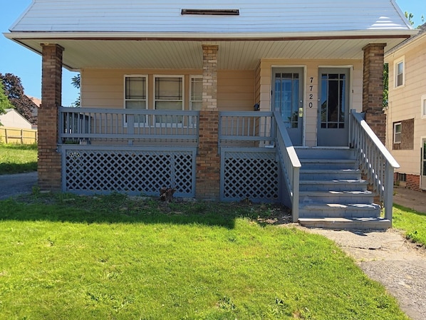 Exterior detail - Experience a home near Cleveland Clinic & parks (Cleveland)