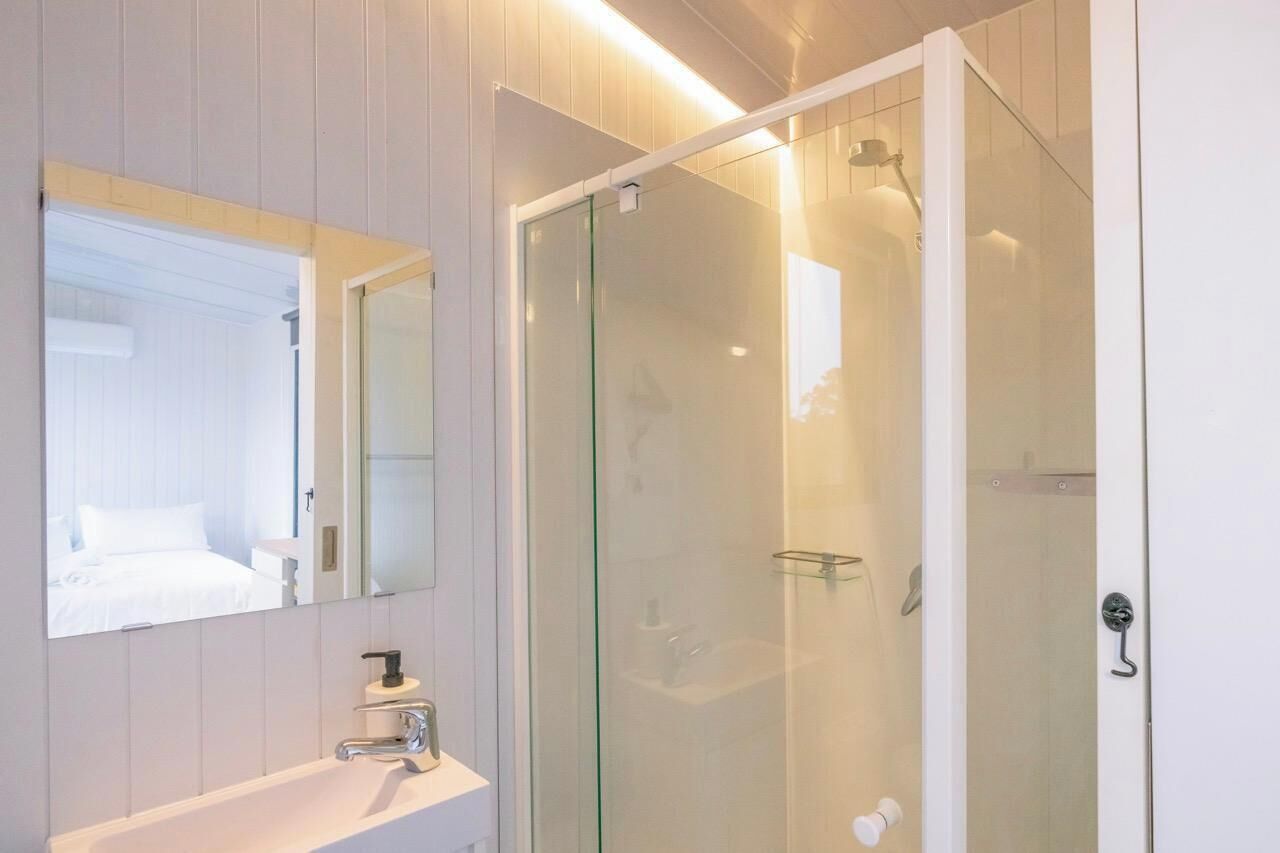Een douche, handdoeken