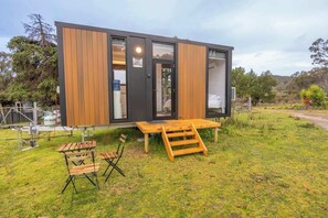 Outdoor dining - Sparkling Tiny House by Tiny Away (Windeyer)