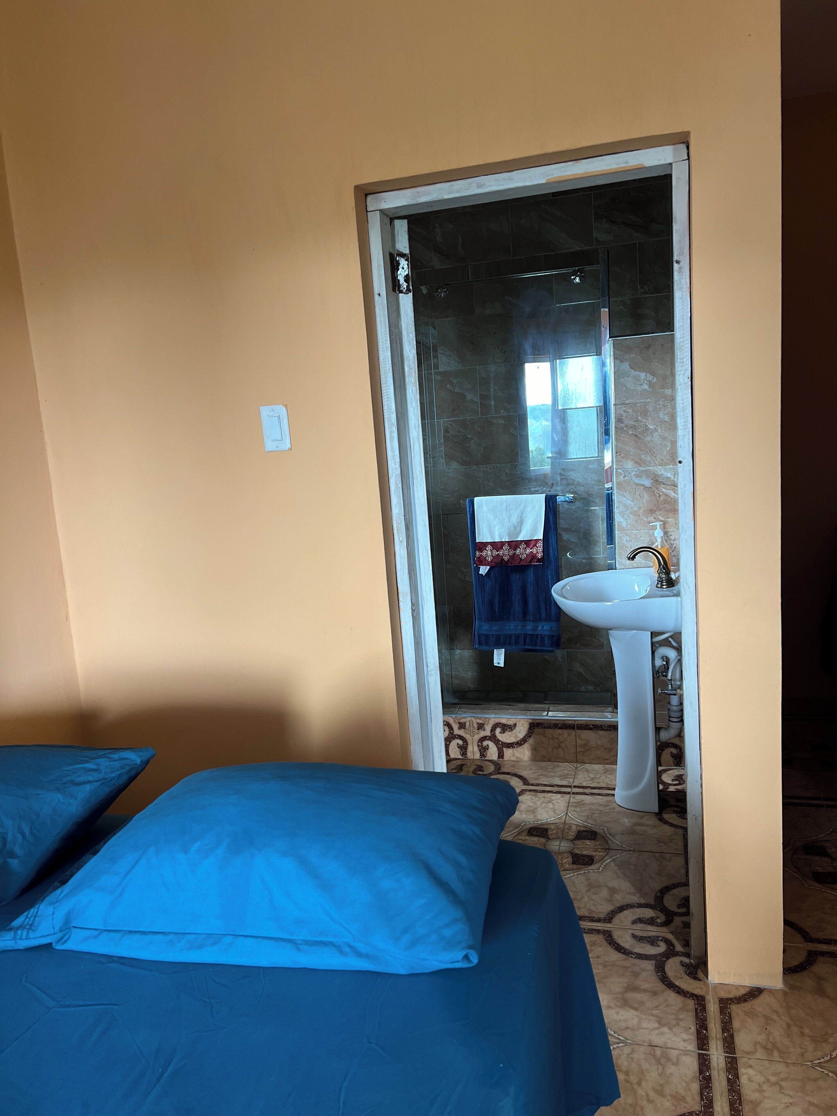 3 chambres, fer et planche à repasser, Wi-Fi, draps fournis