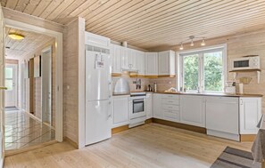 Fridge, microwave, stovetop, dishwasher - 3 bedroom beautiful home in Hadsund (Hadsund)