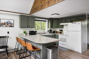 Kjøleskap, mikrobølgeovn, ovn og kokeplater