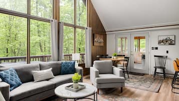 Een televisie, een open haard, een stereo en een kantoor