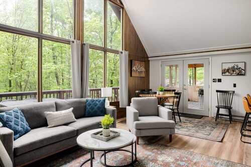 Renovated cabin w/hot tub & fire pit