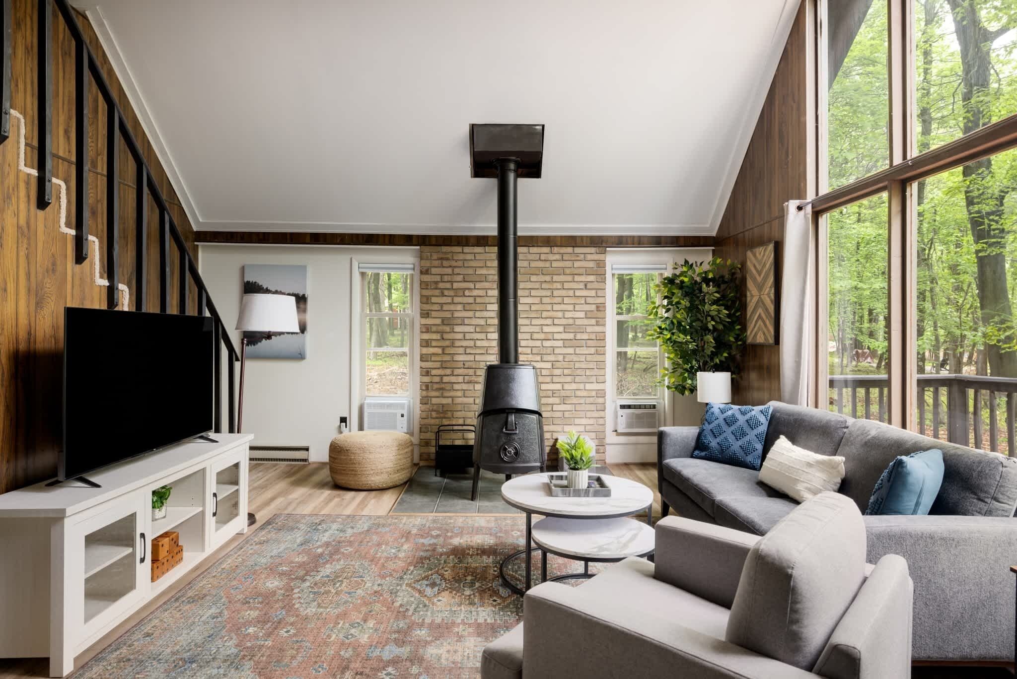 Een televisie, een open haard, een stereo en een kantoor