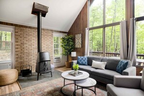 TV, peis, stereoanlegg og kontorer