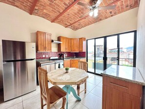 Kühlschrank, Herdplatte, Wasserkocher mit Kaffee-/Teezubehör