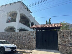 Main building entrance - Tranquil Studio Suite with Outdoor Salt Water Pool (Ajijic)