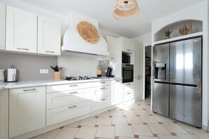 Jääkaappi, mikroaaltouuni, uuni, astianpesukone