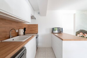 Fridge, microwave, oven, dishwasher - L'appartement Port-Cros au Lavandou (LE LAVANDOU)