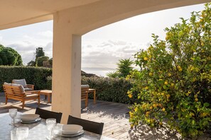 Outdoor dining - L'appartement Port-Cros au Lavandou (LE LAVANDOU)