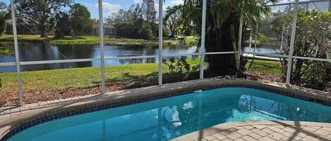 Een verwarmd zwembad