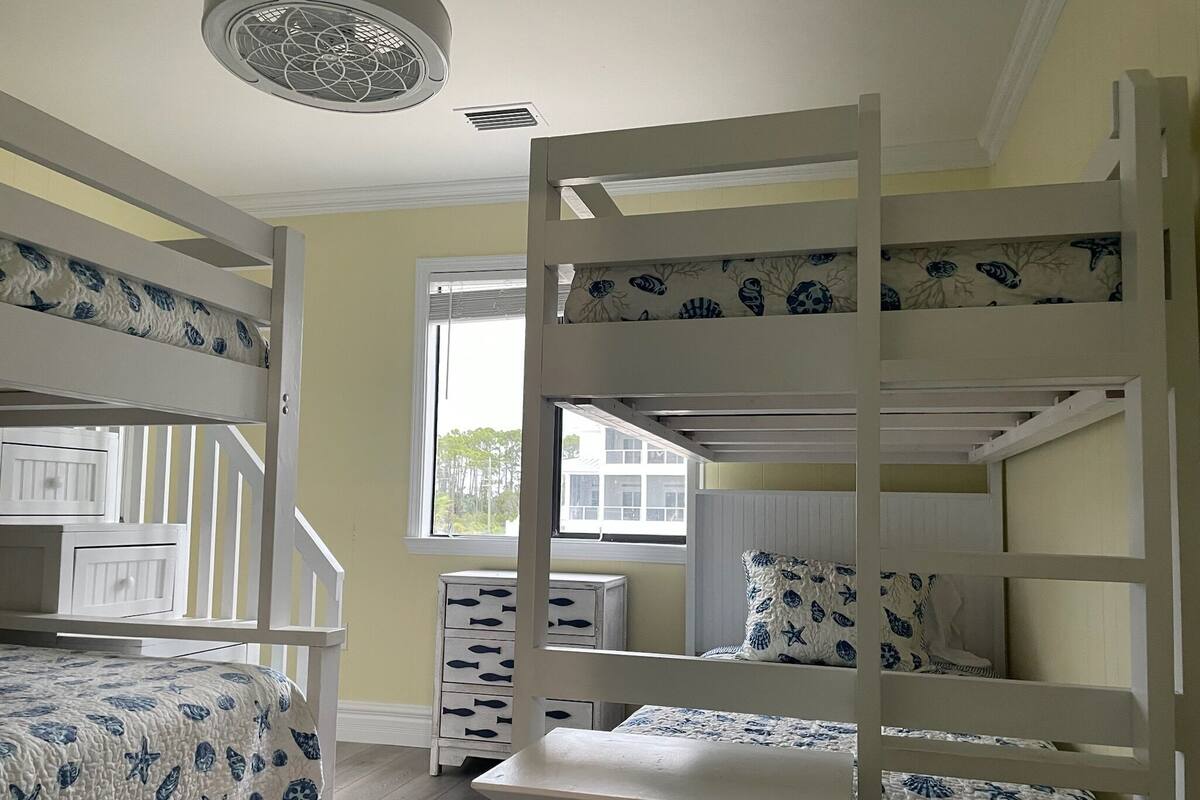 3 bedrooms, soundproofing, free WiFi, bed sheets