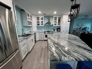 Full-size fridge, microwave, oven, stovetop