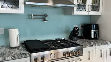 Full-size fridge, microwave, oven, stovetop