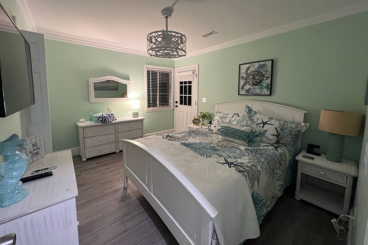 3 bedrooms, soundproofing, free WiFi, bed sheets