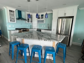 Full-size fridge, microwave, oven, stovetop - What A View (Port St. Joe)