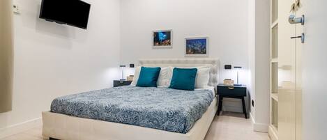 2 bedrooms, iron/ironing board, WiFi