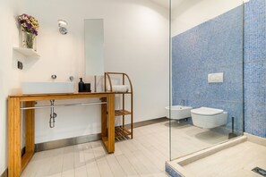 Ducha, secador de pelo, bidet, toallas