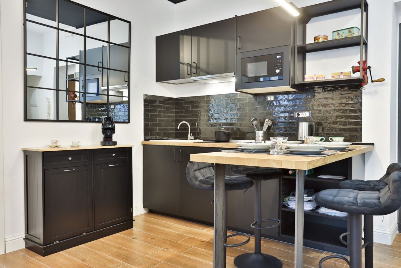 Réfrigérateur, micro-ondes, plaque de cuisson, cafetière/bouilloire