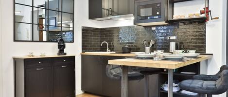 Réfrigérateur, micro-ondes, plaque de cuisson, cafetière/bouilloire