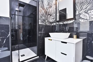 Een douche, een haardroger, een bidet, handdoeken