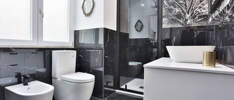 Dusche, Haartrockner, Bidet, HandtĂŒcher