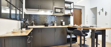 Kühlschrank, Mikrowelle, Herdplatte, Wasserkocher mit Kaffee-/Teezubehör