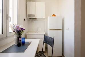 Réfrigérateur, un four, surface de cuisson, vaisselle et ustensiles