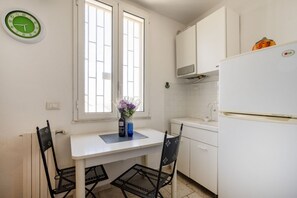 Fridge, oven, stovetop, cookware/dishes/utensils