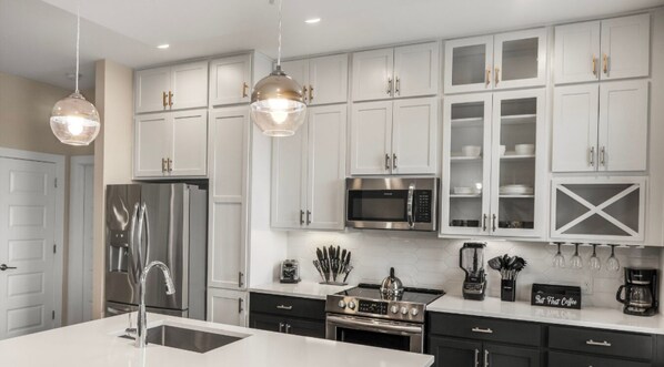 Kjøleskap, mikrobølgeovn, ovn og kokeplater