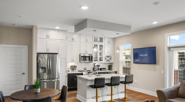 Kjøleskap, mikrobølgeovn, ovn og kokeplater