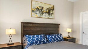 3 soverom, skrivebord, strykejern/-brett og reiseseng for barn