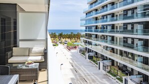 Ein modernes Hotel mit Balkon und Blick auf Pool und Meer.