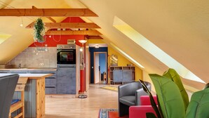 Um loft espaçoso com cozinha, sala de jantar e área de estar.