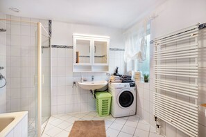 Dusche, Haartrockner, Handtücher