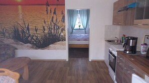 Refrigerador, horno, parrilla de estufa y cafetera y tetera 