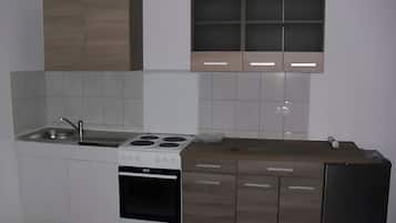 Fridge, oven, stovetop, coffee/tea maker