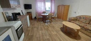 Refrigerador, horno, parrilla de estufa y cafetera y tetera