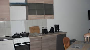 Geladeira, fogão, cooktop, cafeteira/chaleira