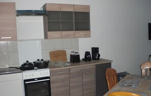 Fridge, oven, stovetop, coffee/tea maker