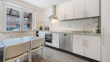 Fridge, microwave, stovetop, dishwasher