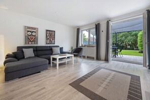 TV - Holiday Home 'Ferienhaus Heide' with Private Terrace and Wi-Fi (Bad Fallingbostel)