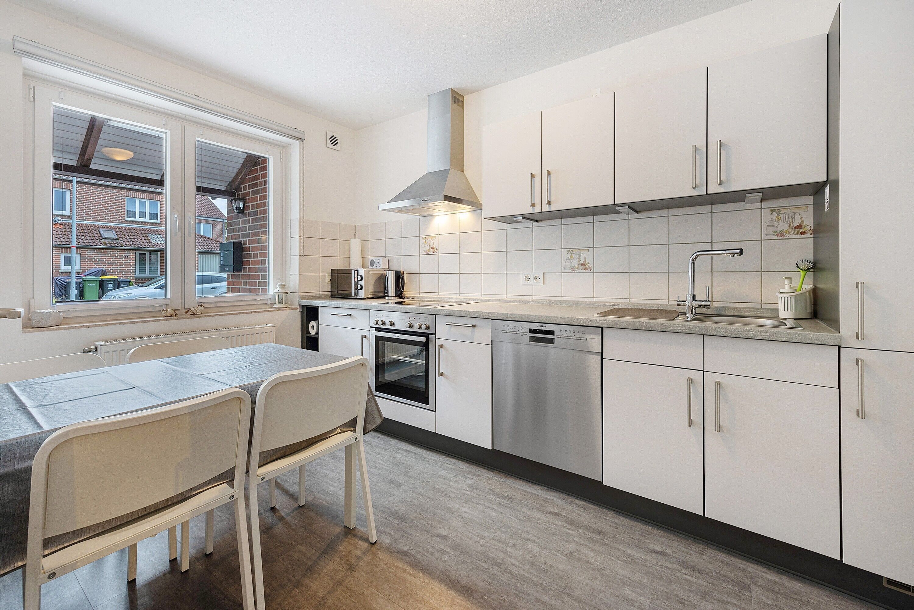 Réfrigérateur, micro-ondes, plaque de cuisson, lave-vaisselle