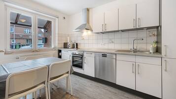 Réfrigérateur, micro-ondes, plaque de cuisson, lave-vaisselle