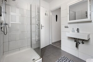 Een douche, een haardroger, handdoeken
