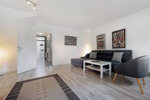 TV - Holiday Home 'Ferienhaus Heide' with Private Terrace and Wi-Fi (Bad Fallingbostel)