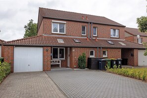 Exterior - Holiday Home 'Ferienhaus Heide' with Private Terrace and Wi-Fi (Bad Fallingbostel)