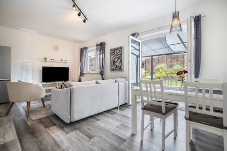 TV. Apartment 'Ferienwohnung Heide 1' with Private Terrace, Private Garden and Wi-Fi