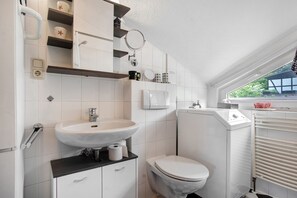 Douche, sèche-cheveux, serviettes fournies